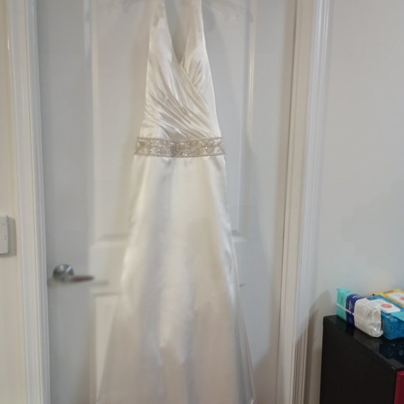 Gorgeous beautiful shape used Galina Signature Wedding gown Ivory, halter Size 6 - Picture 2 of 11